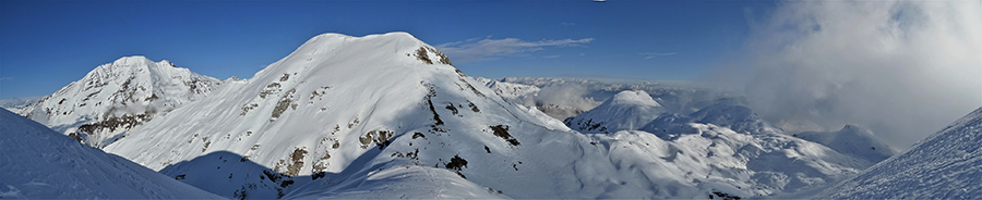 Vista panoramica da Cima Grem (2049 m) verso Arera, Cima Foppazzi, Golla...