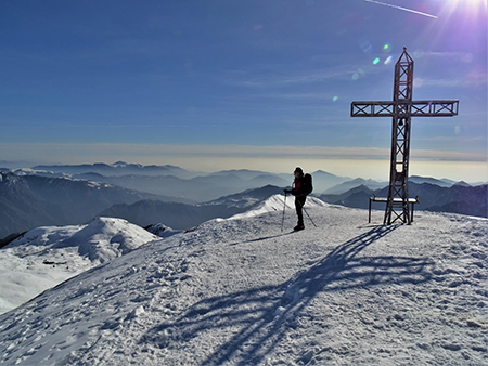 CIMA GREM  innevata e ventosa ad anello dal Colle di Zambla-30genn23- FOTOGALLERY