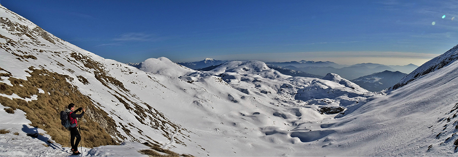 Alla Bocchetta di Grem (1976 m) spettacolare vista sul vallone innevato che scendiamo sul sent. 223 per il Bivacco Mistri