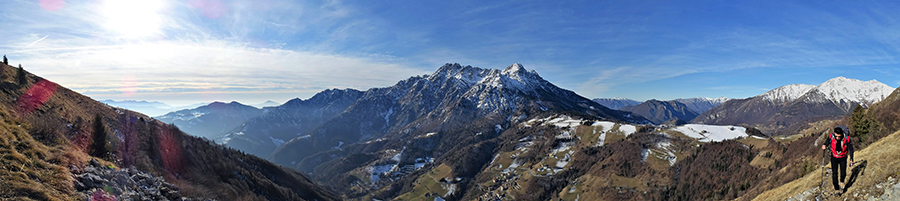 Sul sentiero 223 per Cima Grem, usciti dal bosco, entriamo nei prati aperti con vista in Alben e Menna