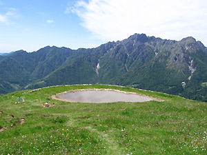 Bella pozza d'acqua sui pascoli 