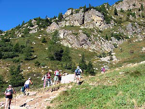 Segnavia: a dx per Laghi Gemelli, a sx per i Tre Pizzi