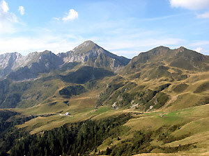 La Baita del Camoscio, vista dal sentiero che sale al Passo  Lemma