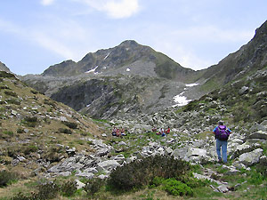 Escursionisti nei pressi dei Laghi di Porcile