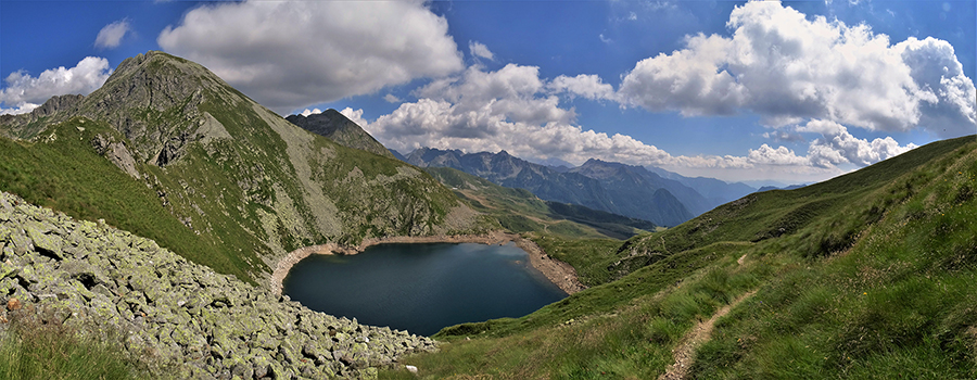 Salendo al Passo di Valcervia bella v ista sul Lago Moro e il Corno Stella