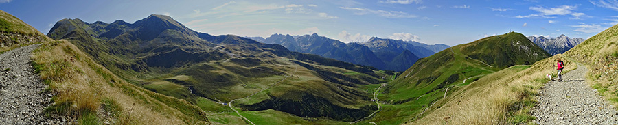 Salendo dal Rif. Terrazza Salomon al Lago Moro con vista in Valcarisole