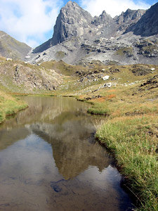 In uno specchio d'acqua si specchia il Poris