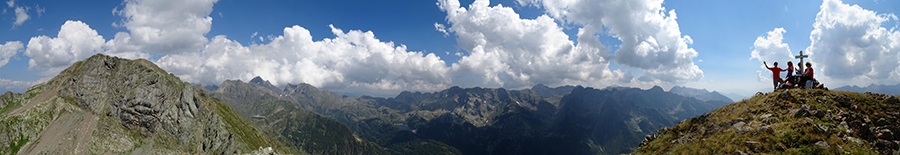 Dal Monte Pes Gerna (2562 m) panoramica a sud-est verso la vallata del Calvi 