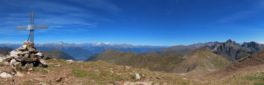 Monte Masoni (2663 m) con superba vista le cime orobiche a dx e le Alpi Retiche a dx