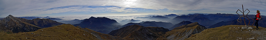 Da Cima Menna (2300 m) vista a sud ed est Da Cima Menna (2300 m) vista a sud ed est