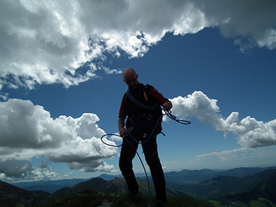 Cavalcata in cresta integrale del MONTE MENNA (1300 m.) con giro ad anello da Pian Bracca (Zorzone di Oltre il Colle) il 13 giugno 2012  - FOTOGALLERY