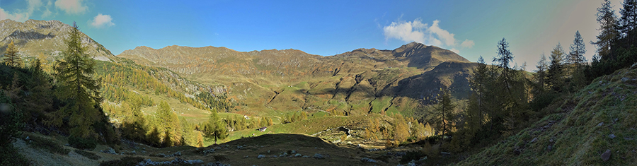Salendo dal pianoro del Lago di Valmora vista sulla Baita 'I Talpa' con barek