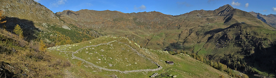 Salendo dal pianoro del Lago di Valmora in Mincucco vista panoramica sulla Baita 'Minchuchi' con grande barek