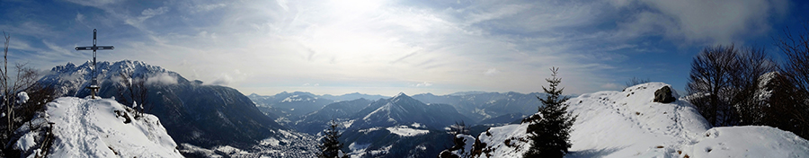 Dalla croce del Monte Castello (1425 m) vista panoramica verso l'Alben e sullla Valle Serina