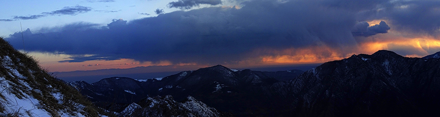 Tramonto con cielo tumultuoso dal Monte Gioco