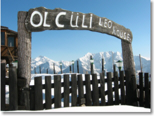Ingresso originale di una baita sul Monte Torcola