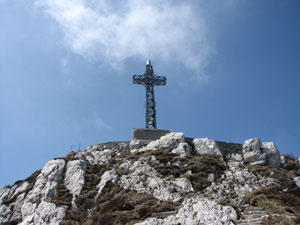 La grande croce in ferro sulla vetta (mt. 1875) 