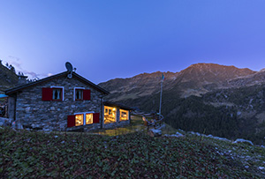 La chiesina di Maria Assunta  (in alto l'Albergo del Sole)