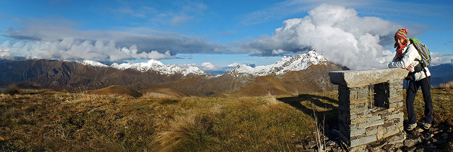 All'altare di vetta dello Zuc di Cam (2195 m) con vista in Pizzo Tre Signori