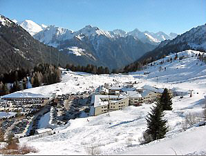 Vista sugli alberghi e il piazzale di San Simone Ski