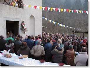 La chiesetta non contiene tante persone!  Il sagrato è colmo di  gente.