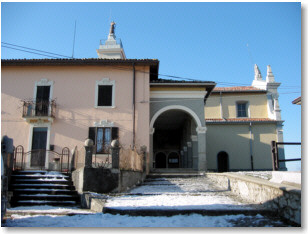 La Chiesa di S. Antonio Abbandonato con l'annessa canonica in primo piano