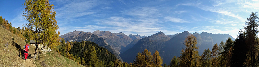 Alla Baita Baitelli bel panorama autunnale sulle Orobie brembane