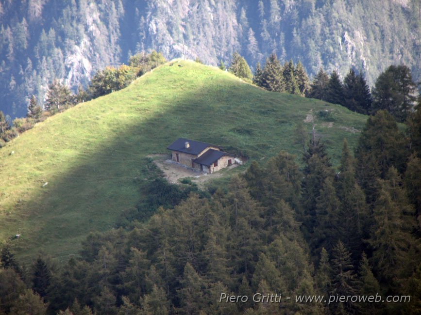 21_c.ra_montecolle.jpg - 25 - Dal Passo di Monte Colle zoom sulla Casera di Monte Colle sul versante nord