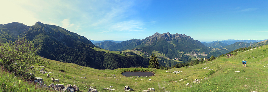 Vista sul primo tratto erboso del sent. 237