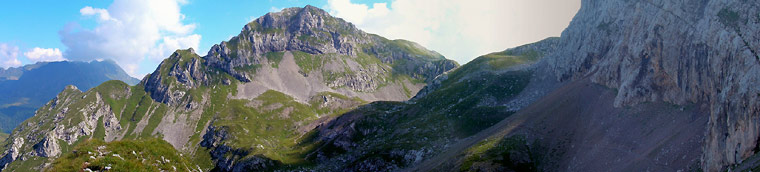 Panoramica sul Mandrone attraversato dal Sentiero dei fiori 