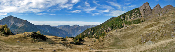 Panoramica da Monte Campo verso i Tre Pizzi e il Sentiero dei roccoli - 23 ott. 08