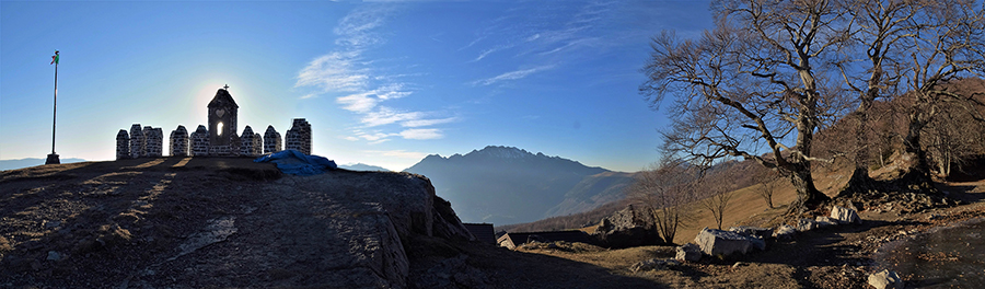 Al tempietto della Madonna ai Tre Faggi (1399 m) con vista in Resegone