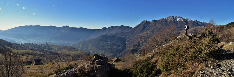 Salendo da Fuipiano allo Zuc di Valbona sul sent. 579, vista sulla Valle Imagna ed i suoi monti