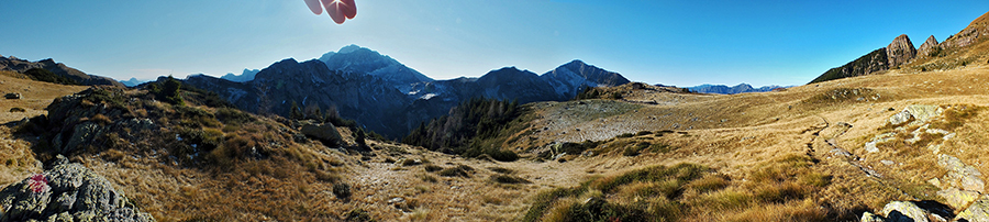 Panorama sul pianoro di Monte Campo (1878 m)