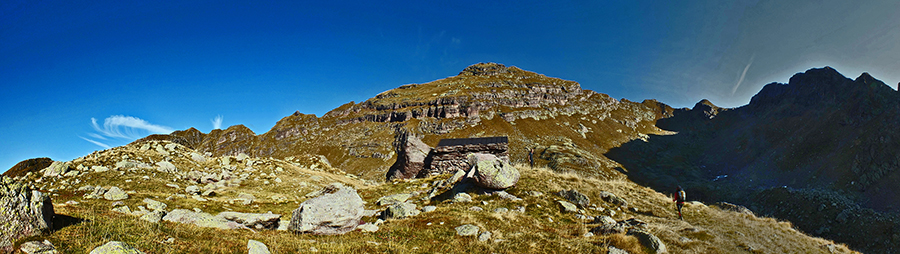 Alla Baita dei Tre Pizzi (2116 m) con vista in Pietra Quadra