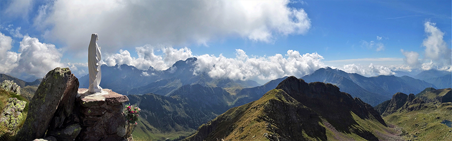 Alla bianca Madonnina del Pietra Quadra (2356 m)