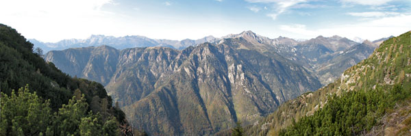 Dal Sentiero 15 nei pressi del Roccolo del Corno vista verso la Val Fondra - 23 ottobre 07