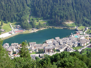 Carona vista dalla seggiovia per la Val Carisole