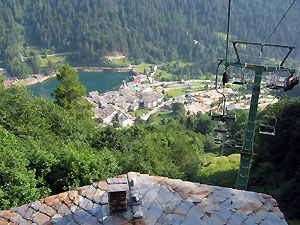 Carona vista dalla seggiovia per la Val Carisole