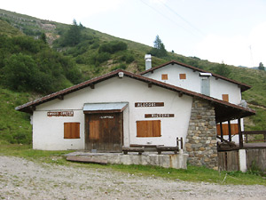 Il Rifugio Giretta (ora temporaneamnete chiuso) al centro della Valle