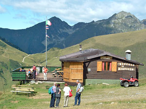 Il Rifugio Mirtillo con vista sui monti Valegino e Cadelle