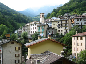 Ornica, sullo sfondo il Pizzo Tre Signori 