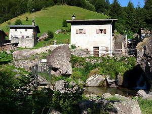 Pittoreschi angoli sulla mulattiera costeggiata dal torrente