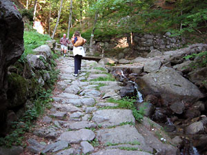 La mulattiera col fondo in solide pietre