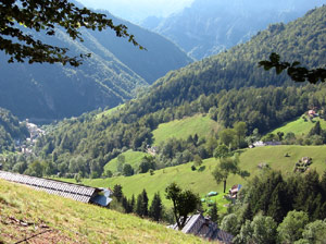 Nel fondovalle il Santuario di Ornica da dove si parte