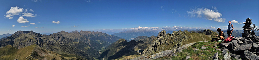 Dalla vetta del Monte Valletto vista panoramica a nord fin verso le Alpi Retiche