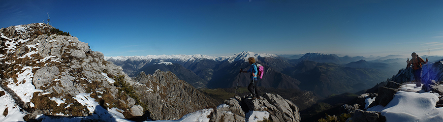 Ormai in vetta al Venturosa (1999 m) con vista ad est