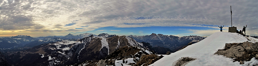 Dalla vetta del Venturosa (1999 m) panorama ad ovest