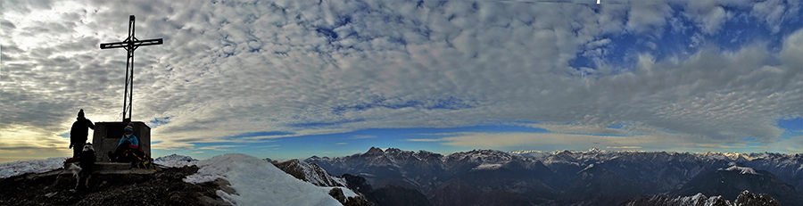 Dalla vetta del Venturosa (1999 m) panorama a nord-est