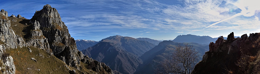 Panorama dal Canalino dei sassi sulla valle colorata d'autunno